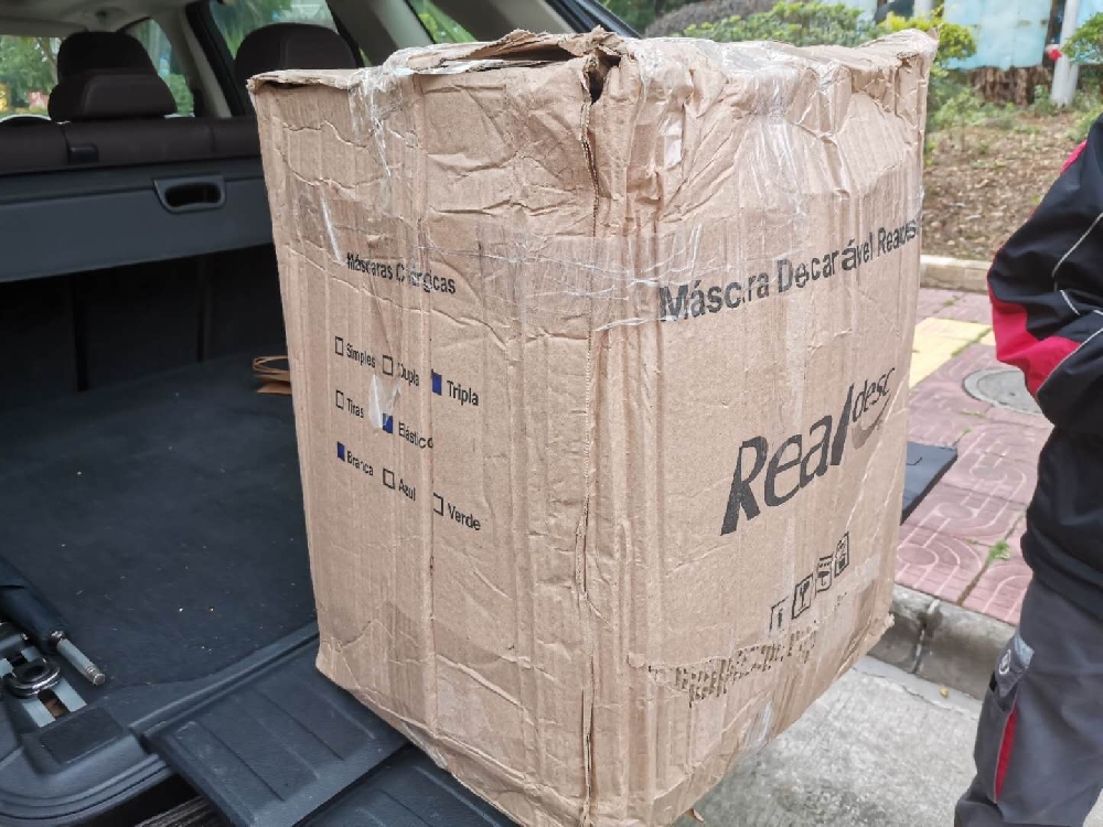 tyc33455cc太阳成集团澳门籍大二女生向公司赠送5000只外科医用口罩