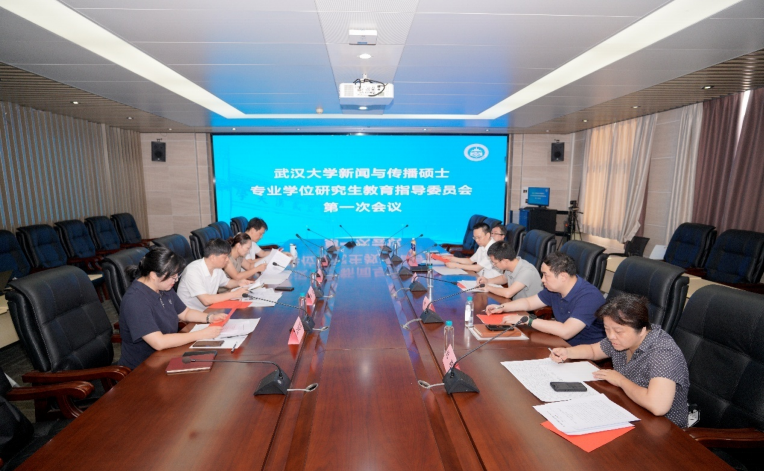 tyc33455cc太阳成集团新闻与传播专业学位研究生教育指导委员会第一次会议召开